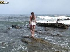 Брюнетка, занимающаяся сексом на морском берегу